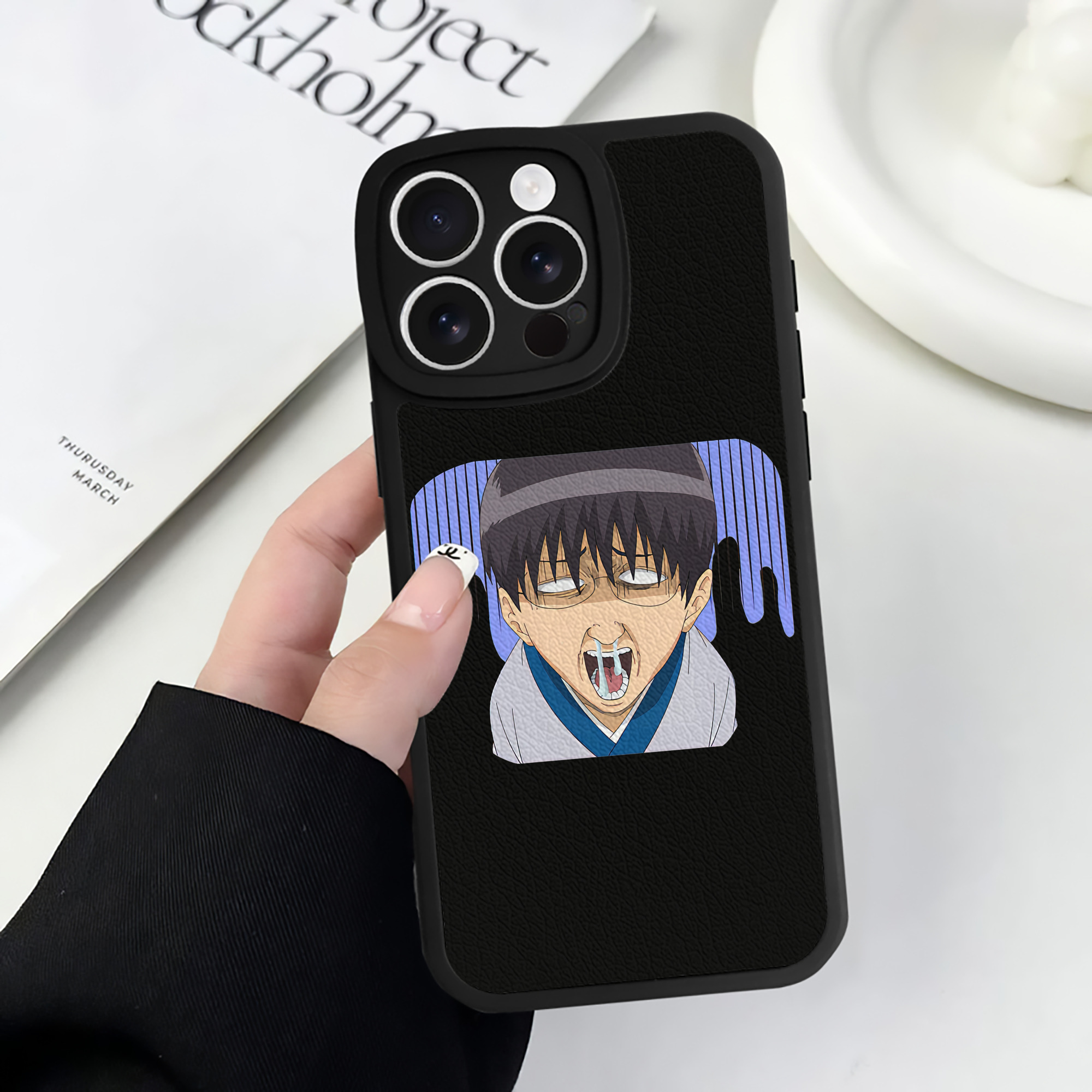 （画像用） ぎんたま 坂田銀時（さかたぎんとき） 神楽 志村新八（しむら しんぱち） GINTAMA Sakata Gintoki Kagura Shimura Shinpachi 【iPhone 16シリーズ対応】シリコンスマホケース（レザー調） 材質：シリコン